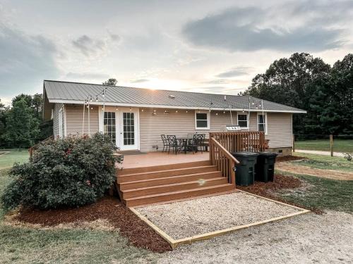 Henderson House | Beautiful Farm Stay with Private Pickleball Court near Kerr Lake, North Carolina