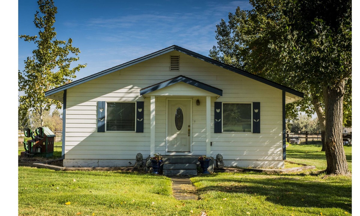 Finley House | Beautiful Farmhouse in Parklike Setting