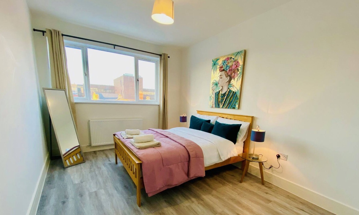 Woking Apartment | Beautiful Flat In Woking Central