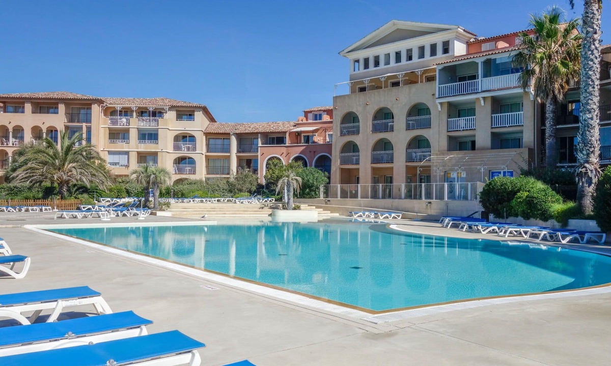 Six-Fours-les-Plages Apartment | Beautiful apartment for 6 guests with pool, WIFI, TV, terrace and pets allowed