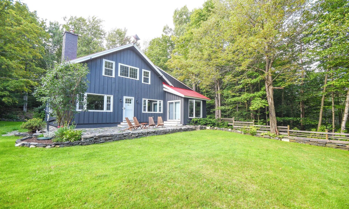 Stratton House | Beautiful Freshly Renovated 3/4 Br with Work Stations