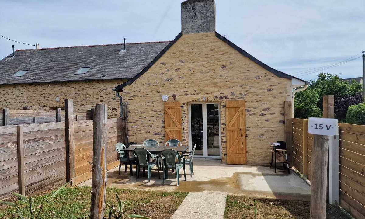 Saint-Berthevin House | Beautiful fully renovated stone house 15V