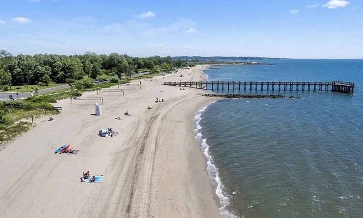 Devon House | Beautiful fully equipped CT Walnut Beach cottage w/SUP & Kayak 4 min from beach!