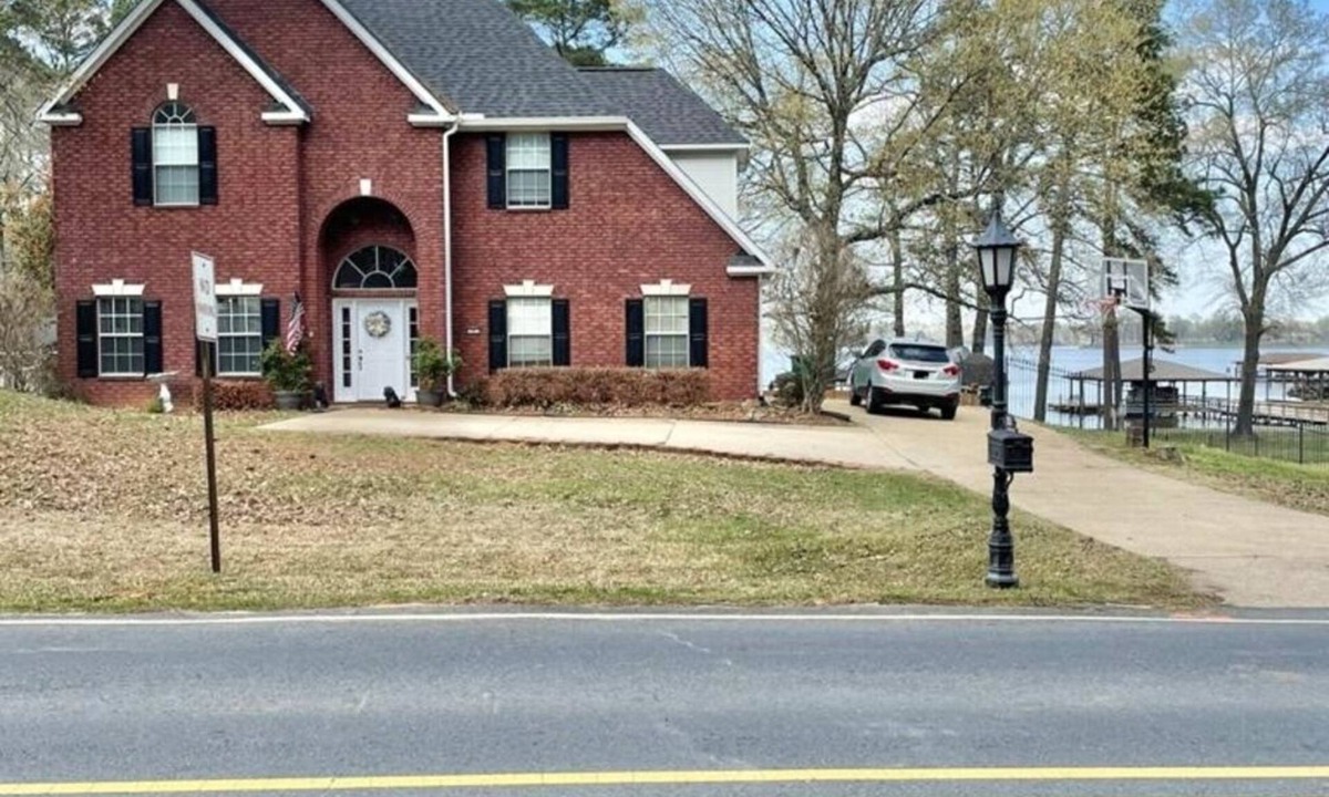Benton House | Beautiful fully furnished lakefront house