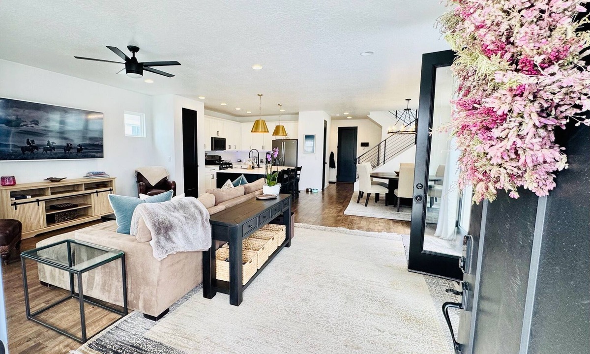 Daybreak House | Beautiful Furnished Home in Daybreak