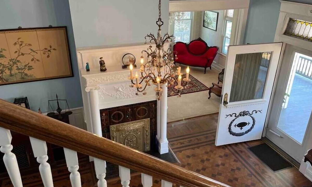 Roanoke House | Beautiful Gold Suite