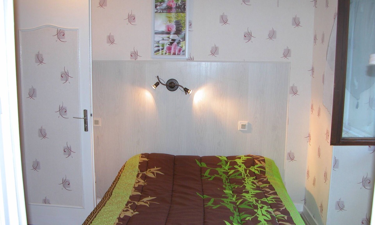 Neris-les-Bains Apartment | Beautiful ground-floor studio facing the thermal baths