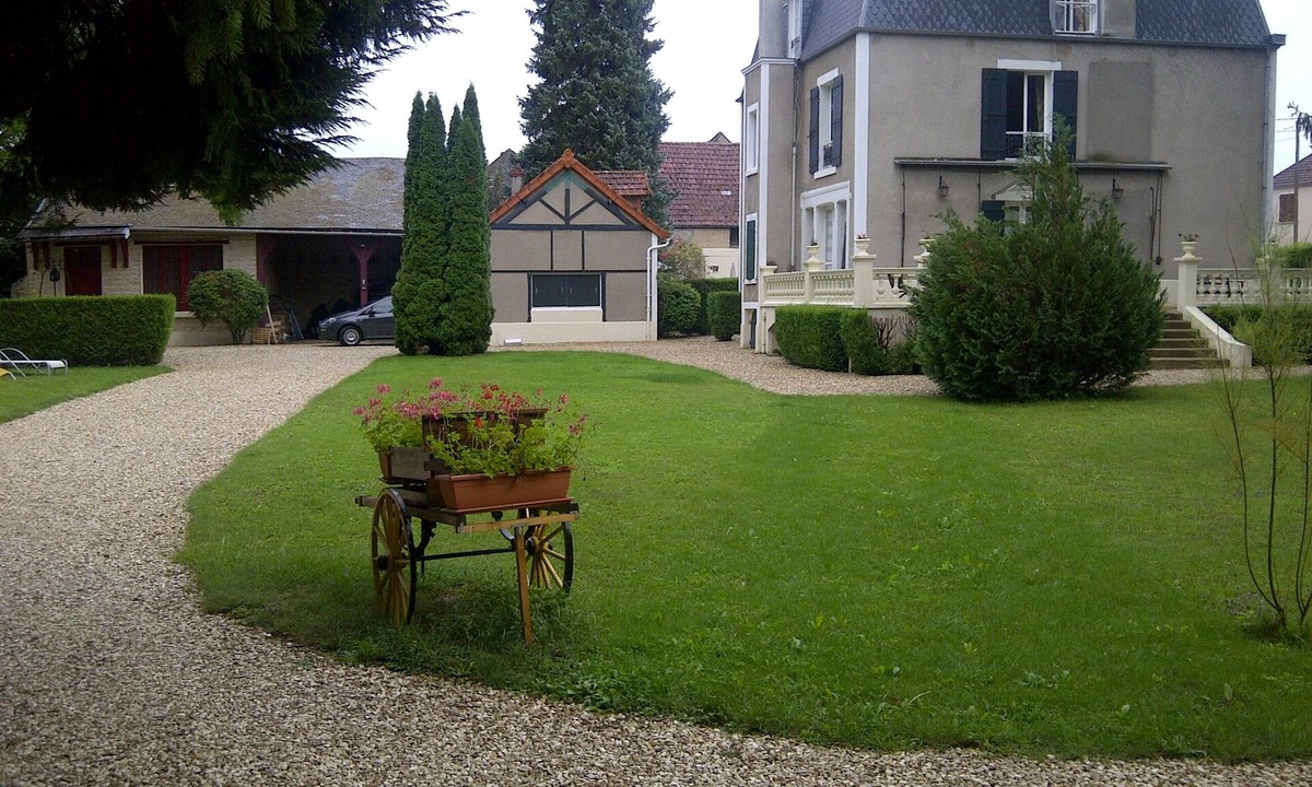 Voutenay-sur-Cure Cottage | Beautiful Guest House