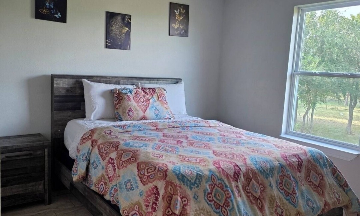Dale Cottage | Beautiful Guest House: Perfect Escape Near COTA & Tesla