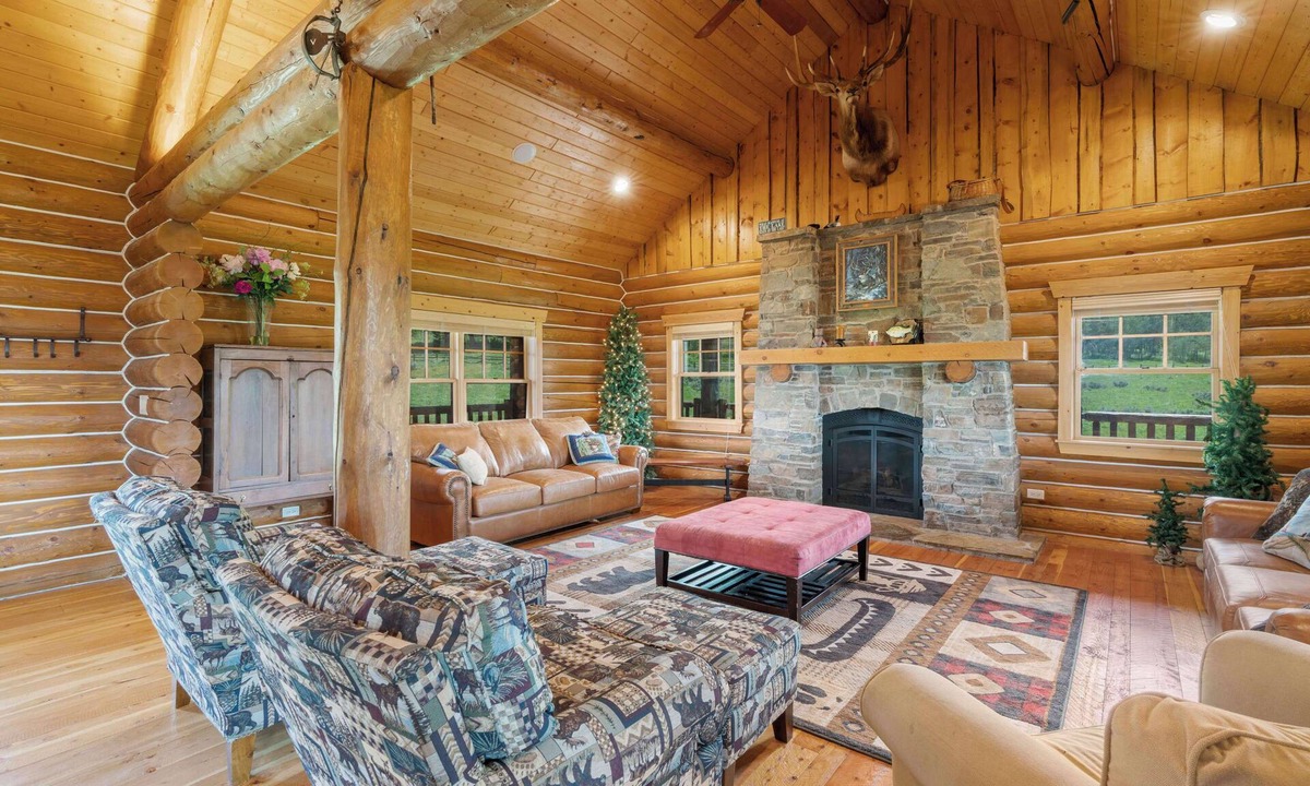 Island Park Cabin | Beautiful Henrys Lake Log Cabin
