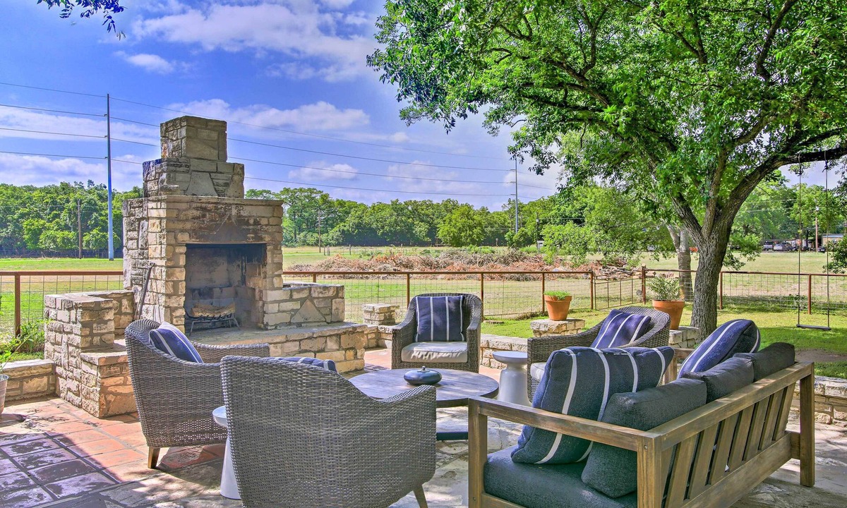 Comfort Cottage | Beautiful Hill Country Cottage - Walk to Downtown!