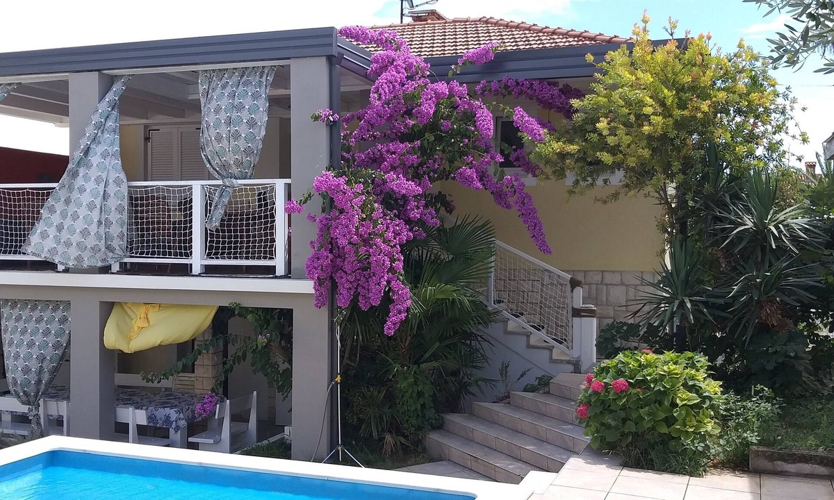 Premantura House | Beautiful holiday home with pool & sauna, grill, 500m to the beach, WiFi
