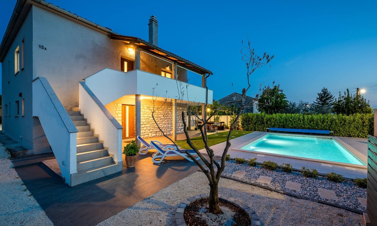 Vodnjan House | Beautiful holiday home with heated swimming pool, summer kitchen, WiFi, grill