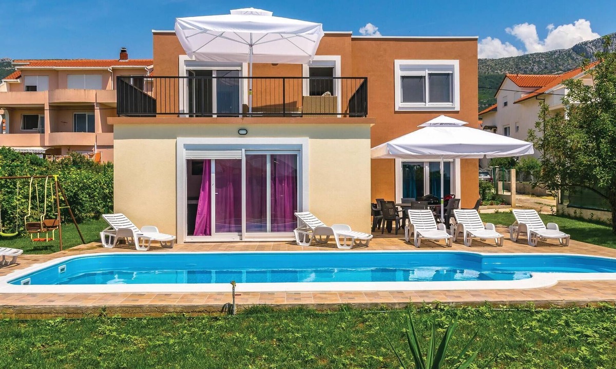 Kastel Kambelovac House | Beautiful home in Kastel Kambelovac