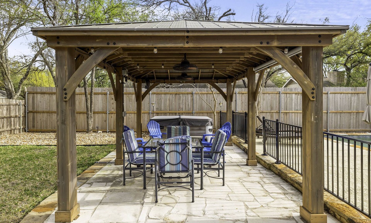 Oak Forest House | Beautiful Home: 4 Bdrm 3 Full Baths, Private Hot Tub & Pool, Fenced Private Yard