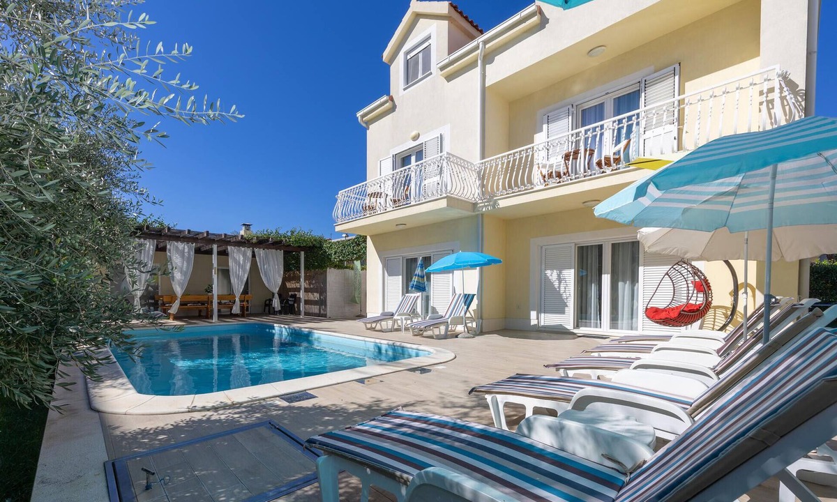 Kastel Stafilic House | Beautiful home in Kastel Stafilic with sauna