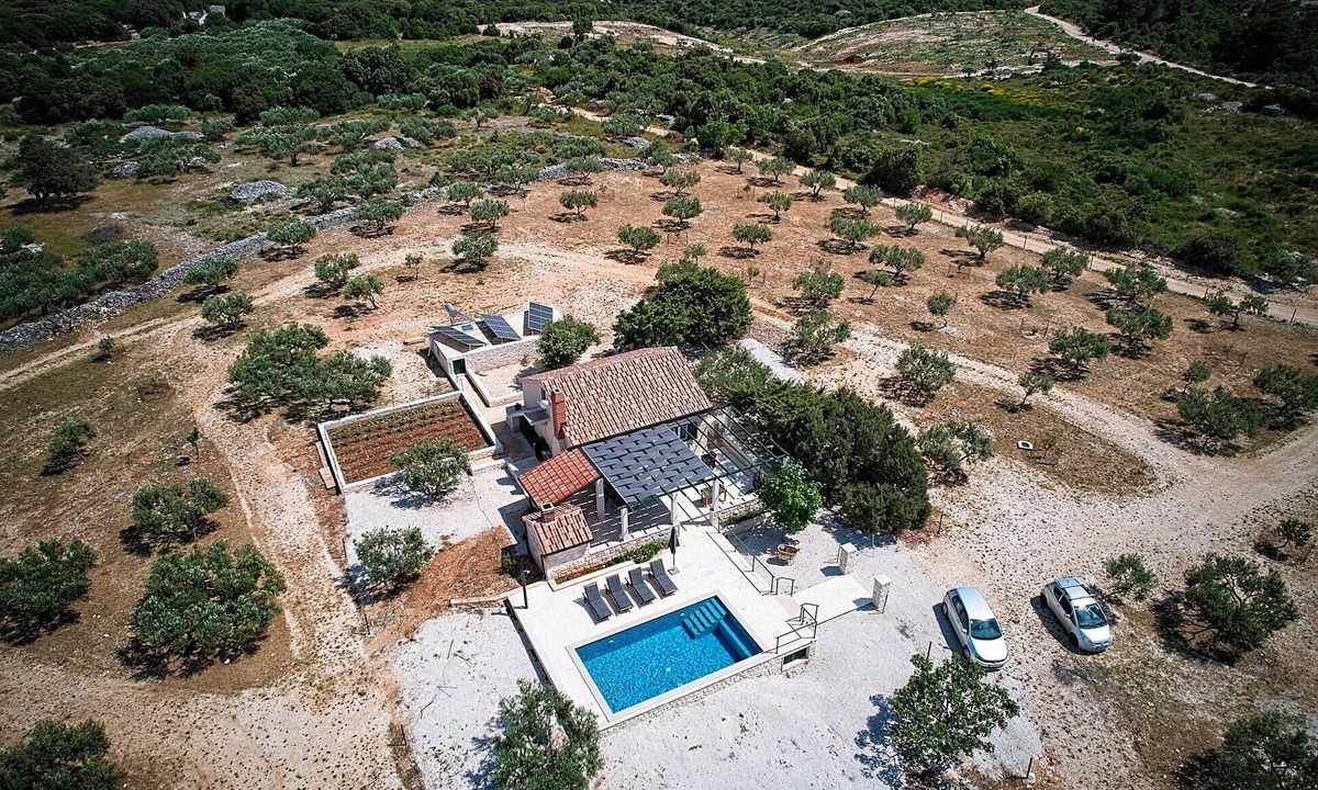 Praznica House | Beautiful home in Pucisca - Praznica