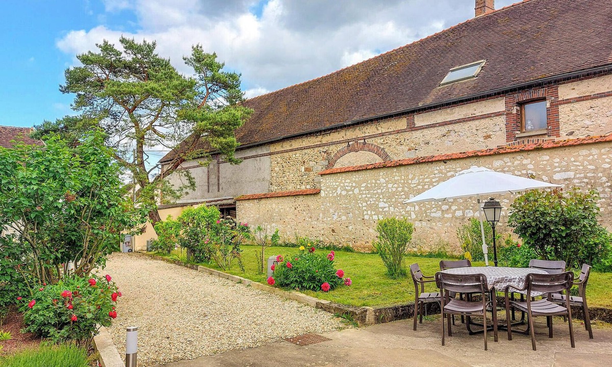 Etigny House | Beautiful home in étigny with WiFi