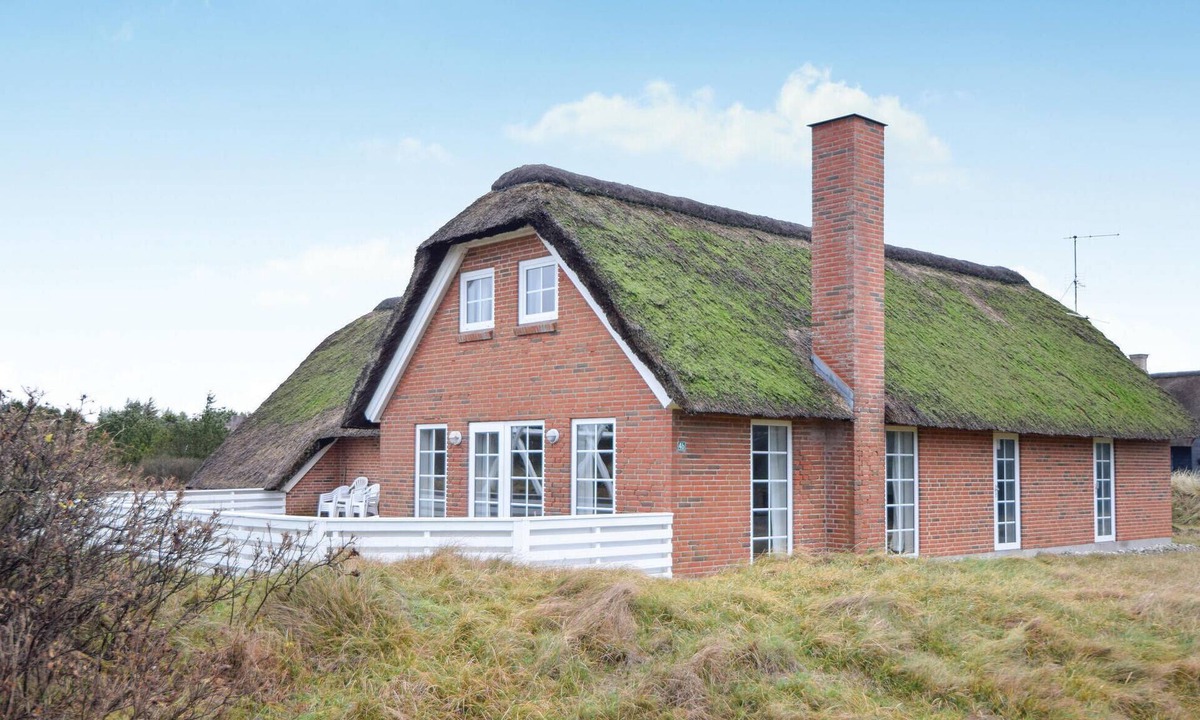 Blavand Strand House | Beautiful home in Blåvand with sauna