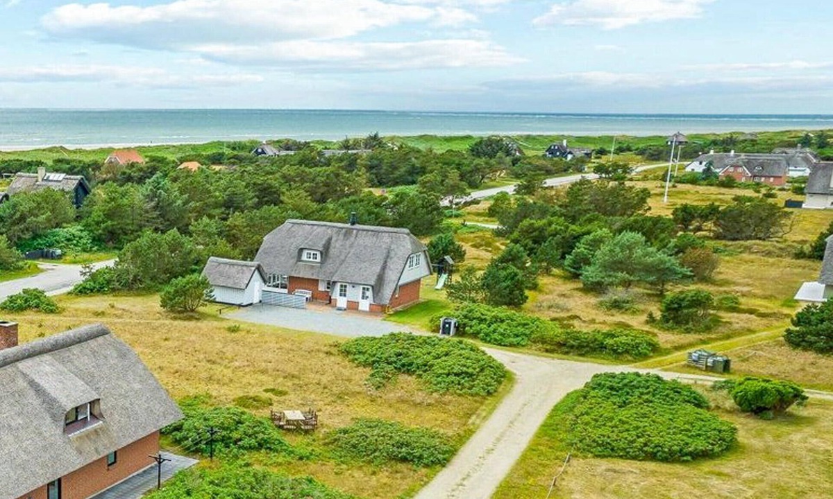 Blavand Strand House | Beautiful home in Blåvand with sauna