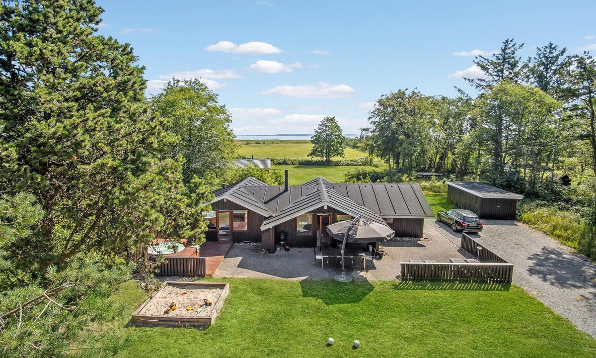 Ho House | Beautiful home in Blåvand with kitchen