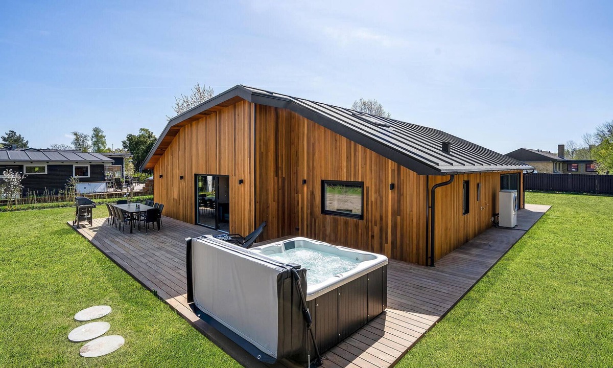 Hvidbjerg Strand House | Beautiful home in Børkop with kitchen