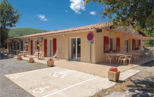 Courry House | Beautiful Home In Courry With Kitchen