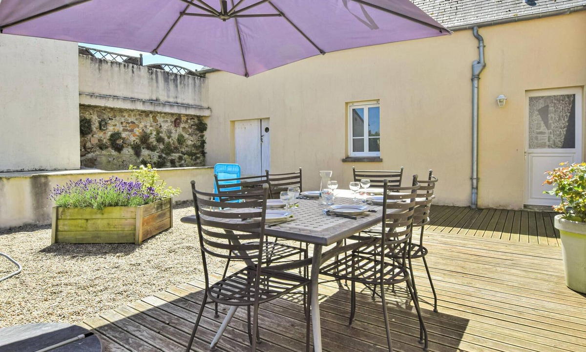Creances House | Beautiful home in Créances with WiFi