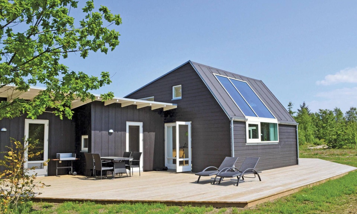 Øer Strand House | Beautiful home in Ebeltoft with kitchen