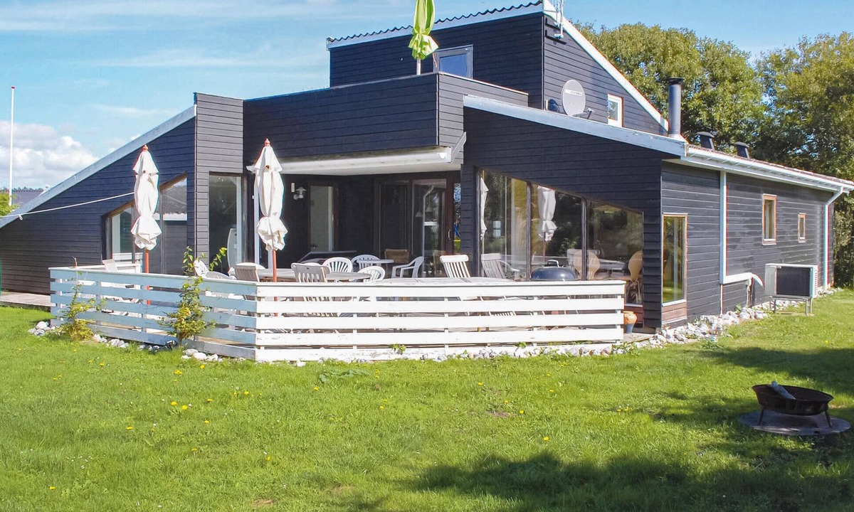 Øer Strand House | Beautiful home in Ebeltoft with sauna