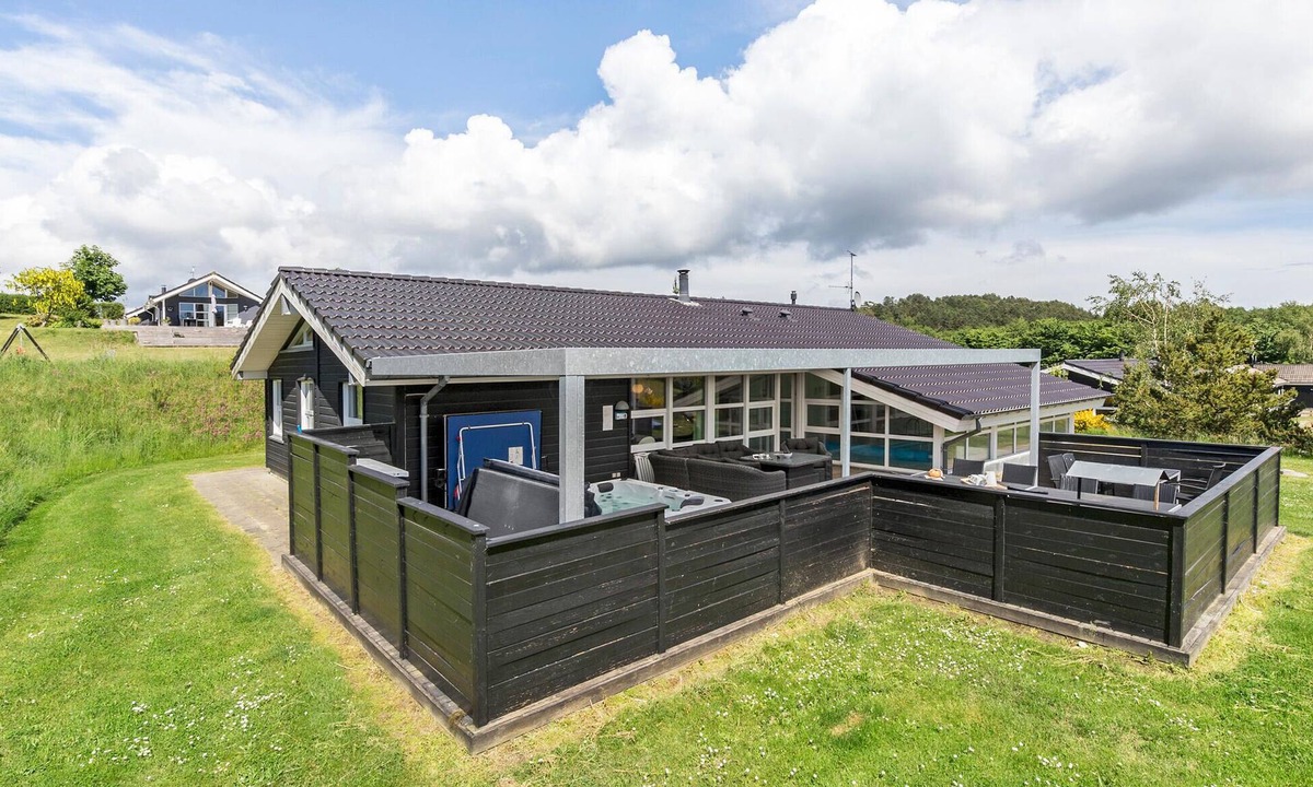 Lyngsbæk Strand House | Beautiful home in Ebeltoft with WiFi