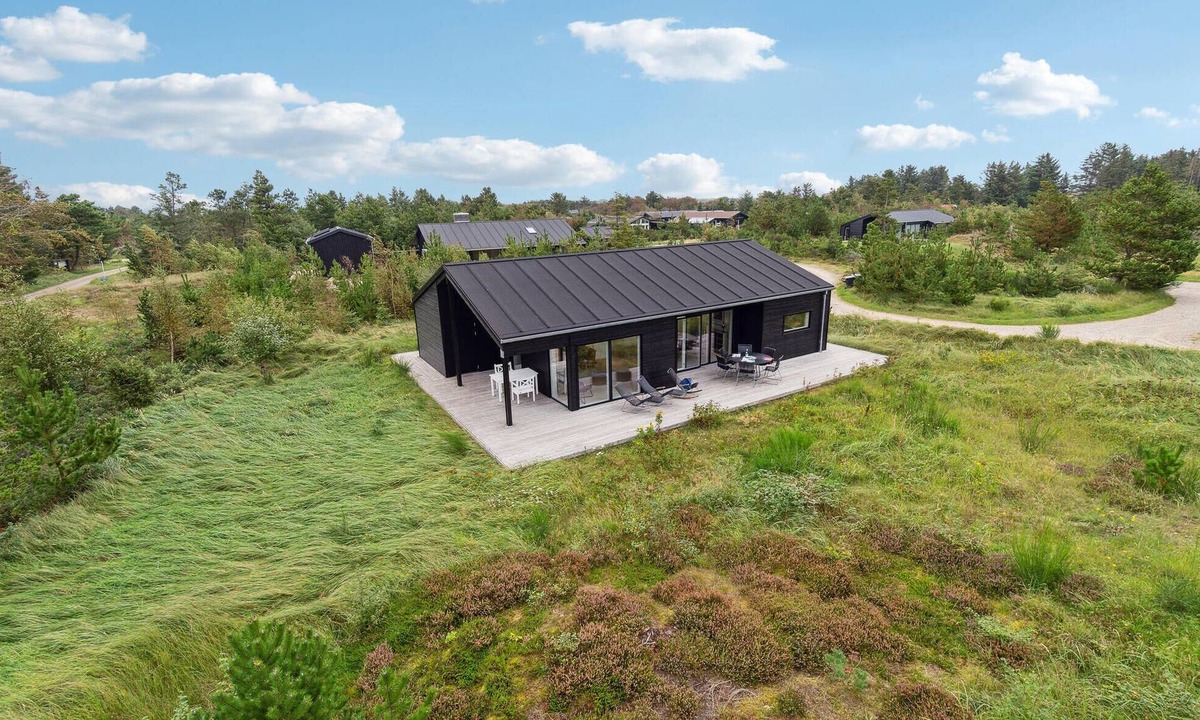 Slette Strand House | Beautiful home in Fjerritslev with WiFi