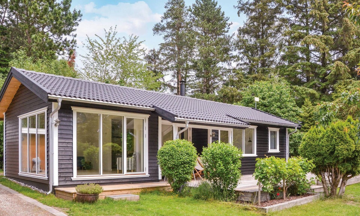 Smidstrup Strand House | Beautiful home in Gilleleje with WiFi