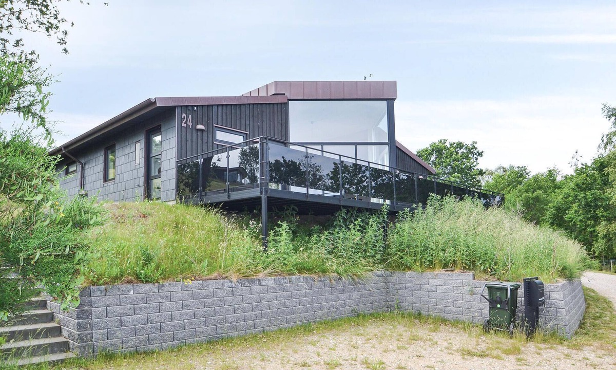 Bønnerup Strand House | Beautiful home in Glesborg with kitchen