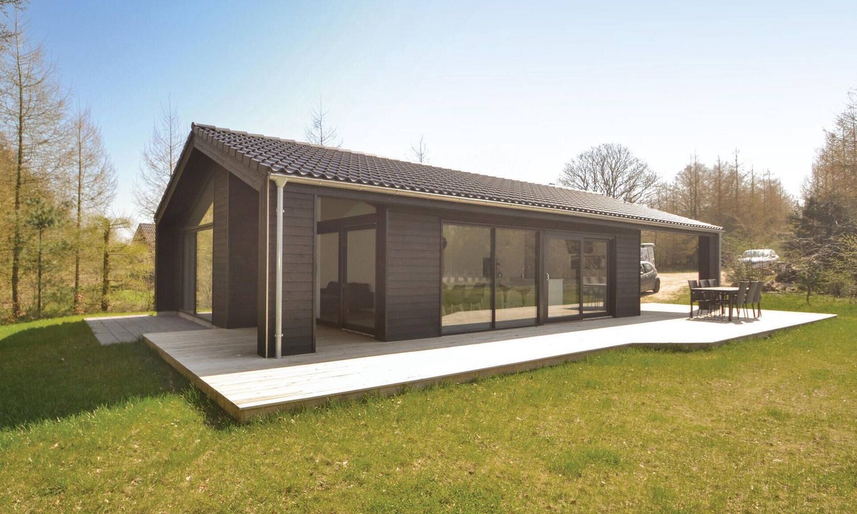 Fjellerup House | Beautiful home in Glesborg with WiFi