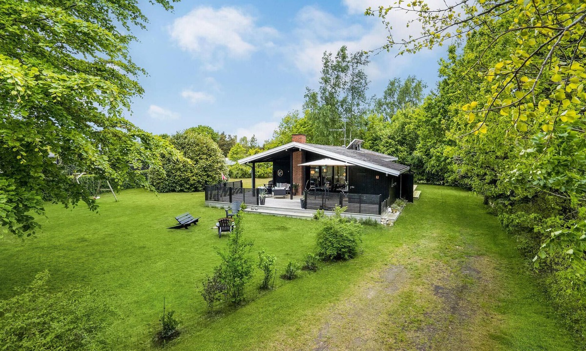 Fjellerup Strand House | Beautiful home in Glesborg with WiFi