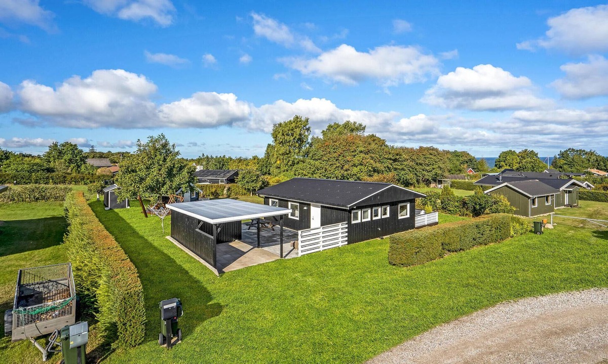 Bønnerup Strand House | Beautiful home in Glesborg with kitchen