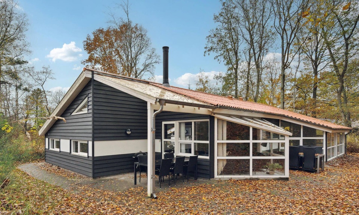 Fjellerup Strand House | Beautiful home in Glesborg with WiFi