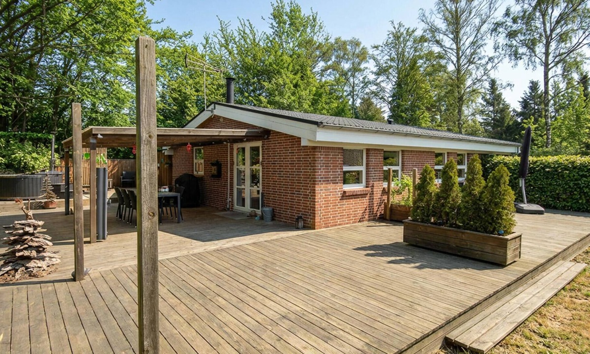 Glesborg House | Beautiful home in Glesborg with WiFi
