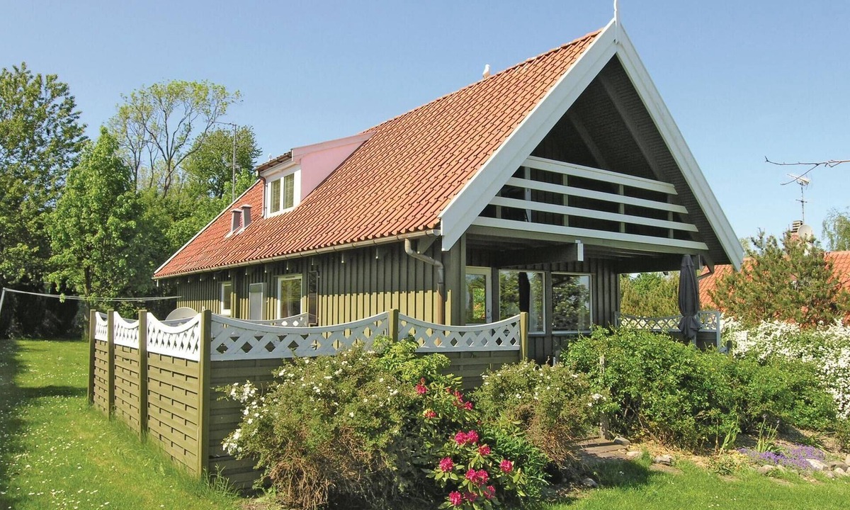Gudhjem House | Beautiful home in Gudhjem with kitchen