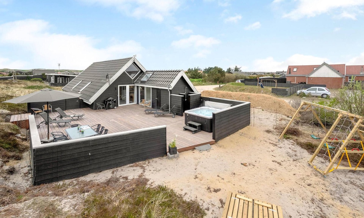 Hvide Sande House | Beautiful home in Hvide Sande with sauna