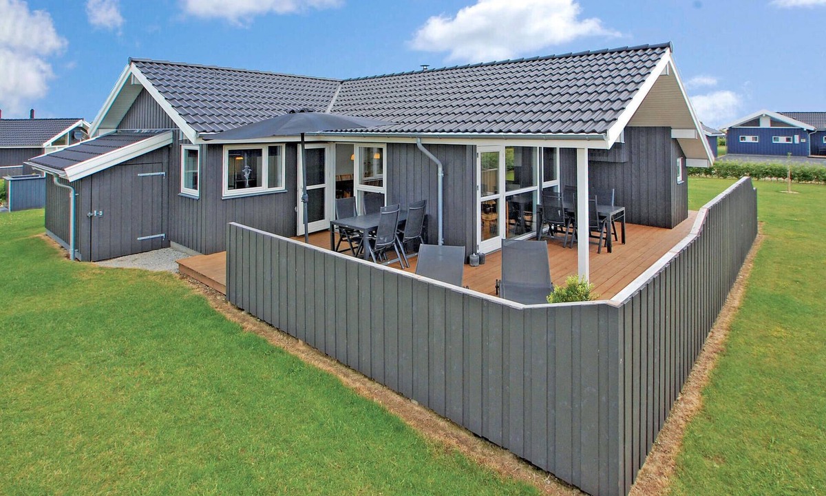 Flovt Strand House | Beautiful home in Haderslev with sauna