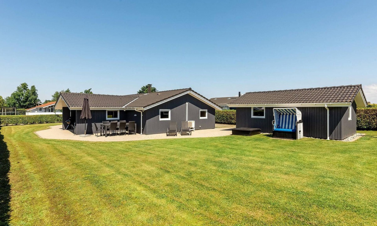 Flovt Strand House | Beautiful home in Haderslev with sauna