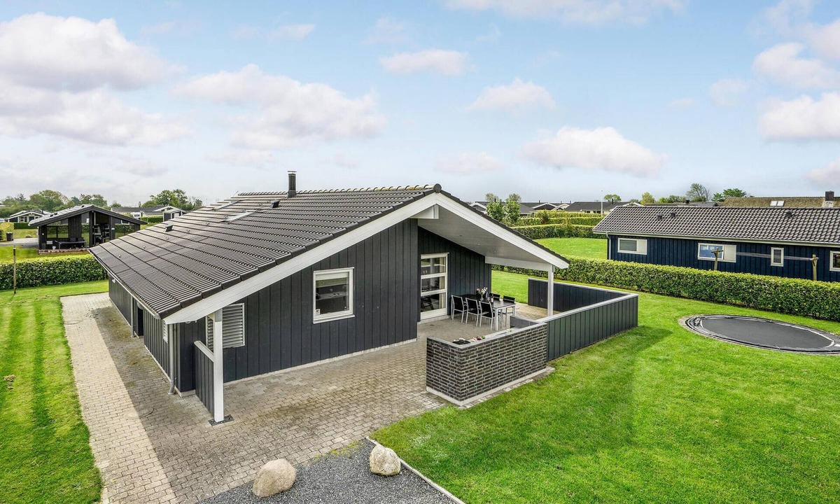 Flovt Strand House | Beautiful home in Haderslev with sauna
