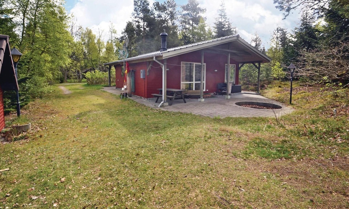 Helberskov Strand House | Beautiful home in Hadsund with WiFi