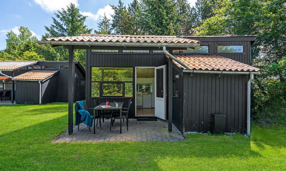 Hampen House | Beautiful home in Hampen with WiFi