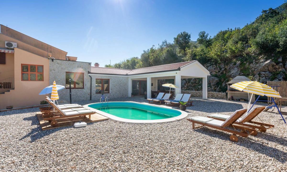 Momici House | Beautiful home in Kula Norinska