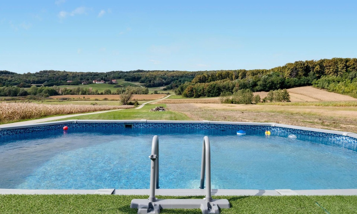 Kraljevec Sesvetski House | Beautiful home in Hrascina with sauna