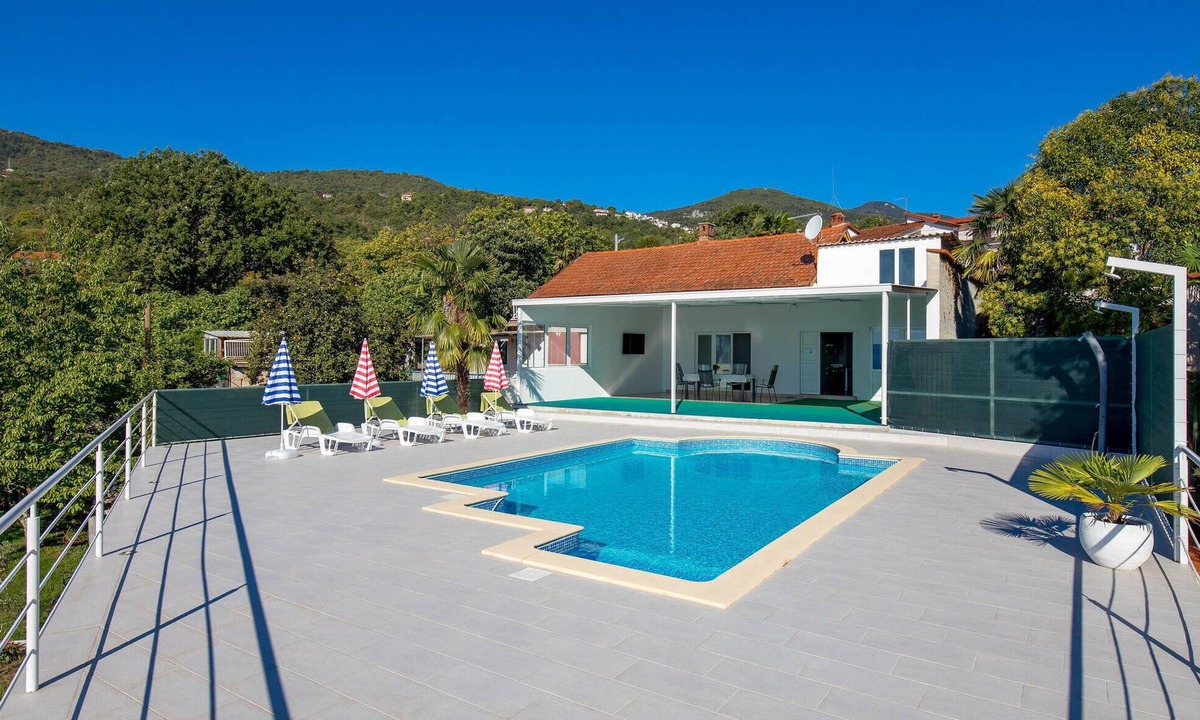 Ika House | Beautiful home in Ika