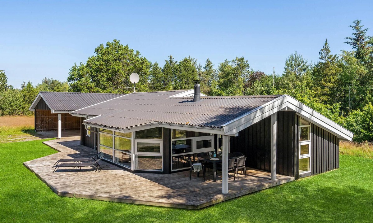 Bratten Strand House | Beautiful home in Jerup with kitchen